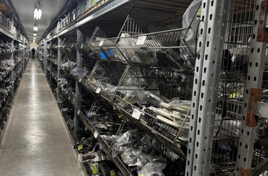 Magazijn met gebruikte onderdelen