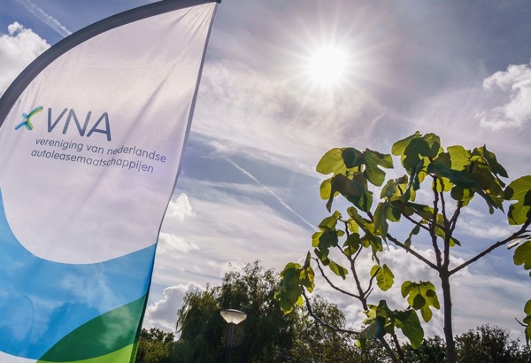 VNA beachflag in de zon (1)